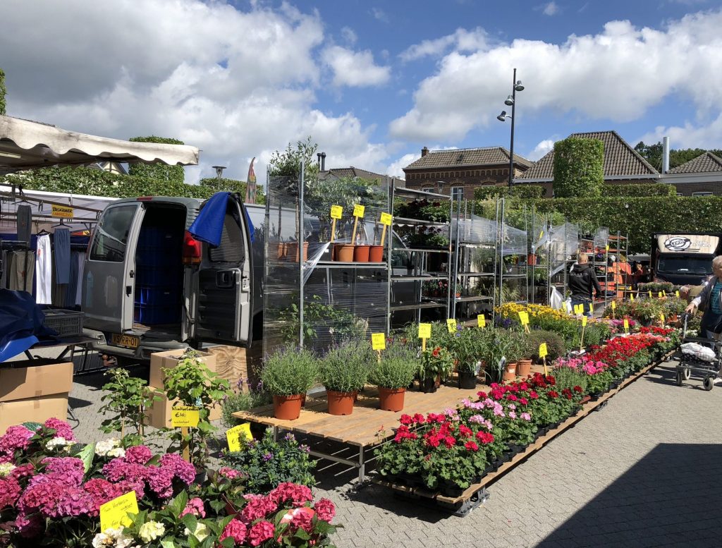 De wekelijkse warenmarkt centrum Wijchen - Wijchen=