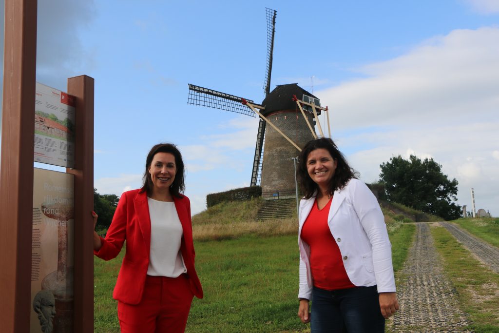 Rosanne Pak & Yvette Akkermans van Wijchen= bij de Wijchense Molen - fotograaf Lars Regeer