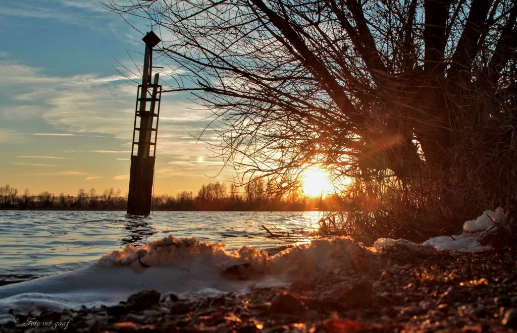 Zonsondergang Maas bij Niftrik - Fotograaf Jolanda van de Logt - Wijchen=