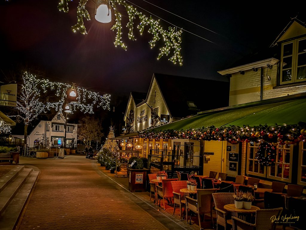 Kerst- / sfeerverlichting en kerstbomen horecastraatje - Wijchen=