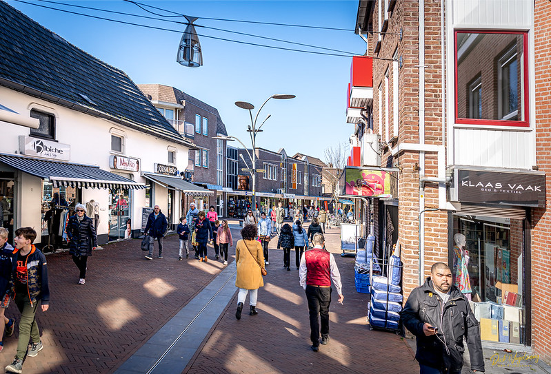 Winkelen in de Spoorstraat in Wijchen - fotograaf Dick Vogelzang - Wijchen=