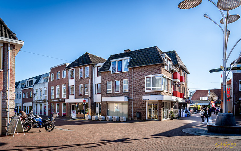 Winkelen in de Spoorstraat in Wijchen - fotograaf Dick Vogelzang - Wijchen=