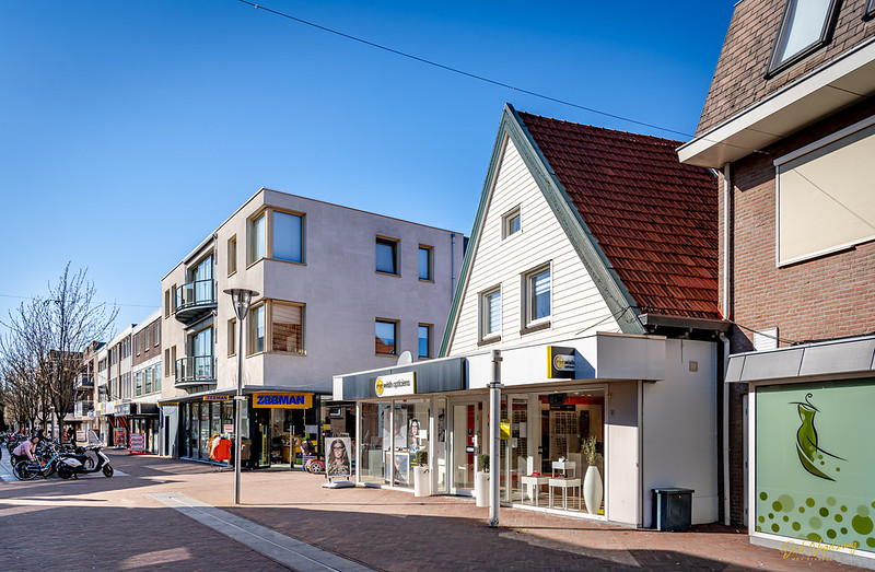 Winkelen in de Burchtstraat in Wijchen - fotograaf Dick Vogelzang - Wijchen=