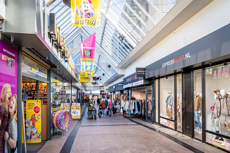 Winkelen in de Marktpromenade Wijchen - fotograaf Dick Vogelzang - Wijchen=