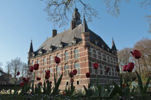 Kasteel Wijchen met Tulpen - Fotograaf Jolanda van de Logt - Wijchen=