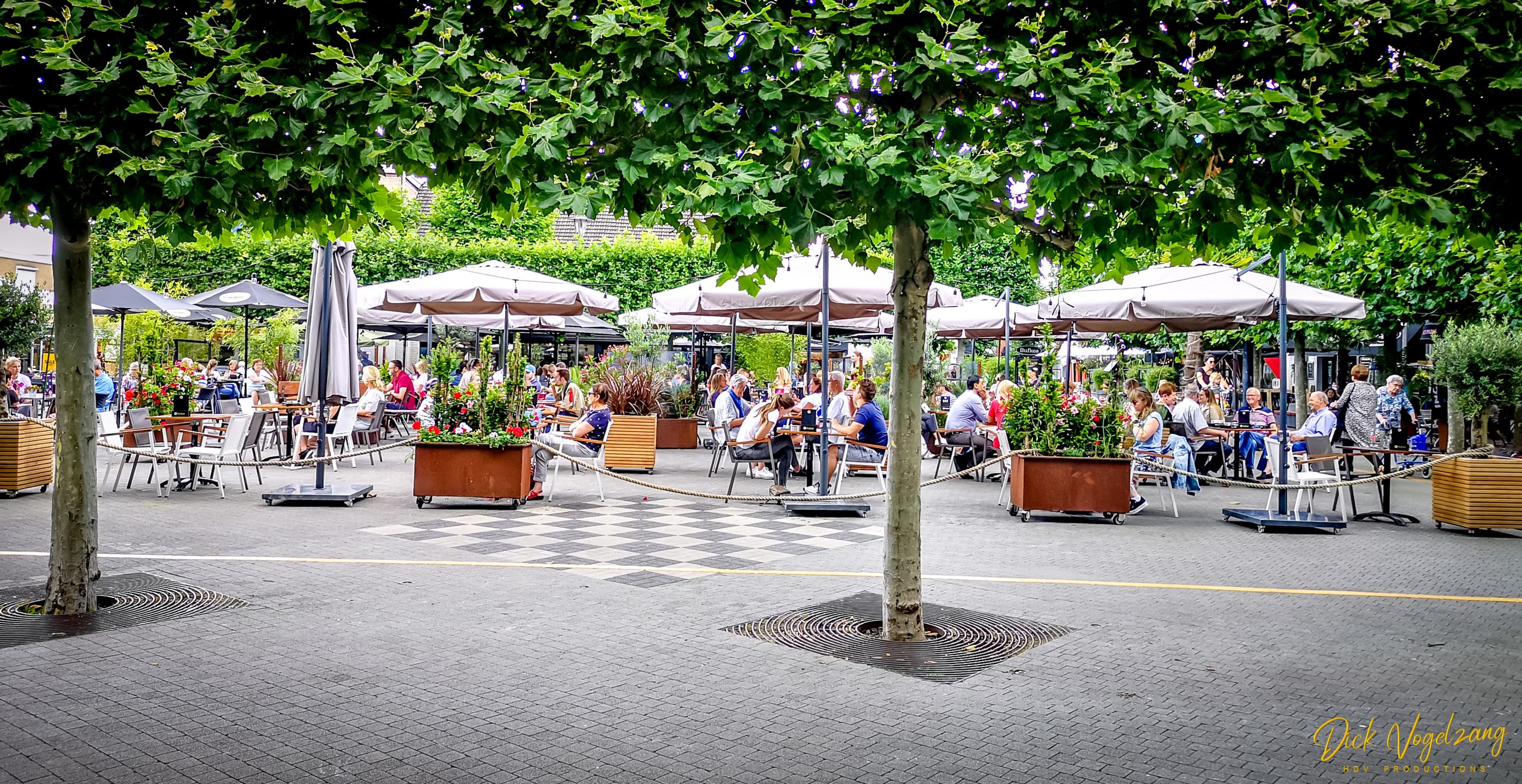 Terrassen op de Markt, winkelen in wijchen - fotograaf Dick Vogelzang - Wijchen=