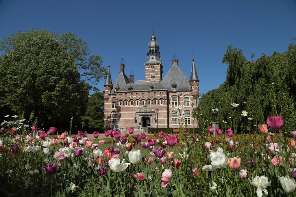 Kasteel Wijchen met tulpen - mei 2022 - fotograaf Jolanda van de Logt - Wijchen=