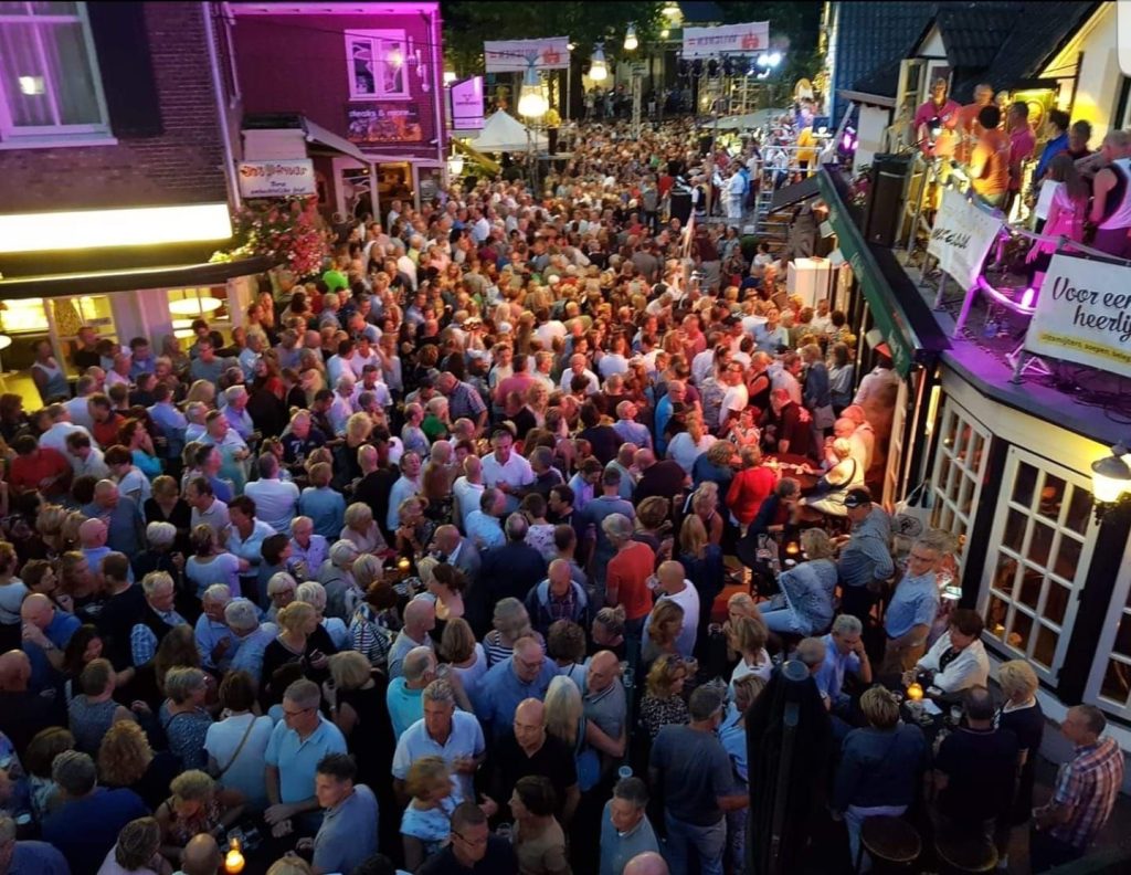 Gevelconcert horecastraatje centrum Wijchen - Wijchen=