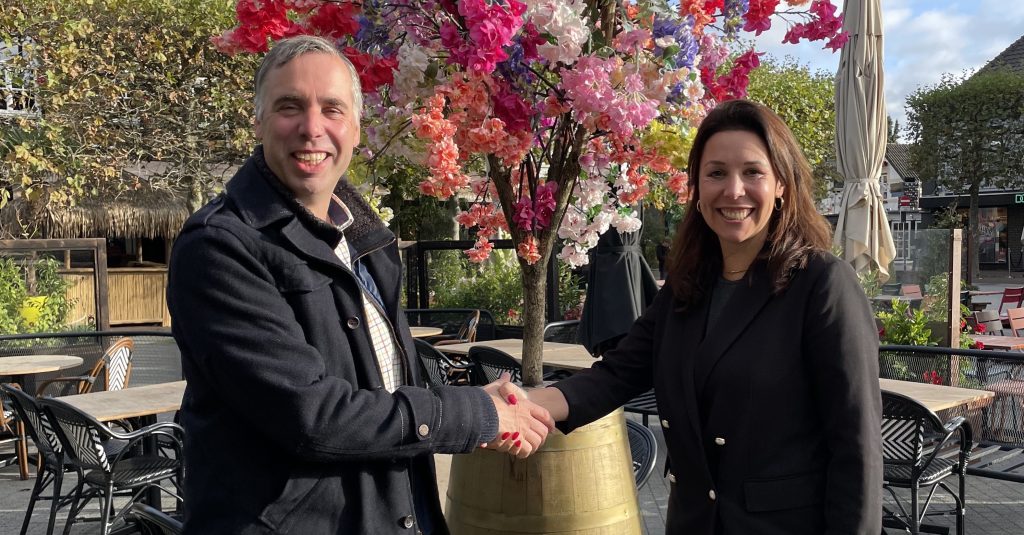 Arthur Janssen, voorzitter bestuur Centrum Management Wijchen en pandeigenaar die Rosanne Pak feliciteert met haar nieuwe baan - Wijchen=