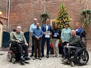 Kasteel Wijchen ontvangt als eerste kasteel in Nederland het Toegankelijkheids Symbool (ITS) keurmerk vanwege goede toegankelijkheid - Wijchen=